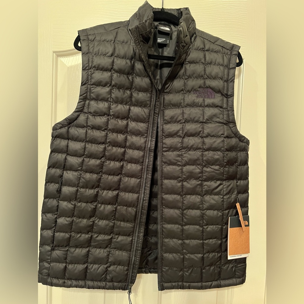 NWT Size M Black North Face Puffer Vest